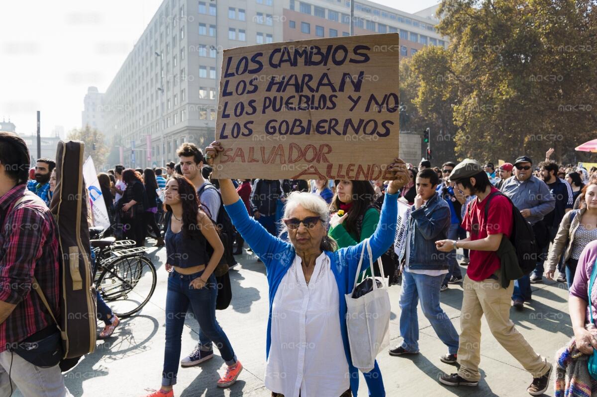 Galería de la marcha estudiantil “Que Chile decida”