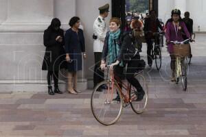 Ciclistas del Foro Mundial visitan La Moneda
