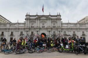 Ciclistas del Foro Mundial visitan La Moneda