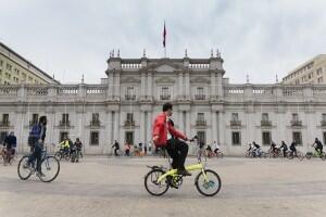 Ciclistas del Foro Mundial visitan La Moneda