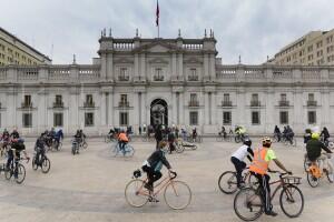 Ciclistas del Foro Mundial visitan La Moneda