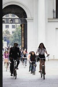 Ciclistas del Foro Mundial visitan La Moneda