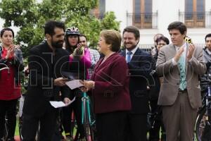 Ciclistas del Foro Mundial visitan La Moneda