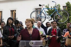 Ciclistas del Foro Mundial visitan La Moneda