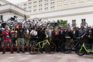 Ciclistas del Foro Mundial visitan La Moneda