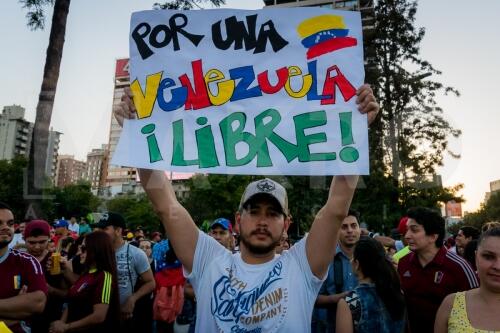 Ciudadanos venezolanos en Chile protestan contra Maduro