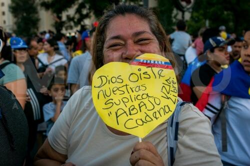 Ciudadanos venezolanos en Chile protestan contra Maduro