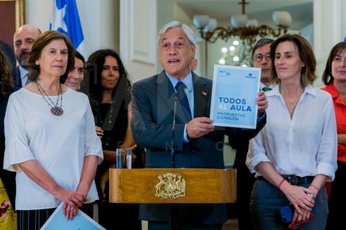 Entregan informe comisión Todos al Aula