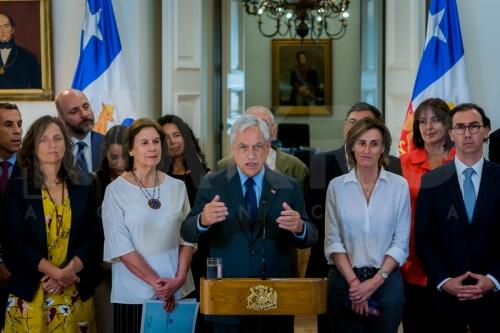 Entregan informe comisión Todos al Aula