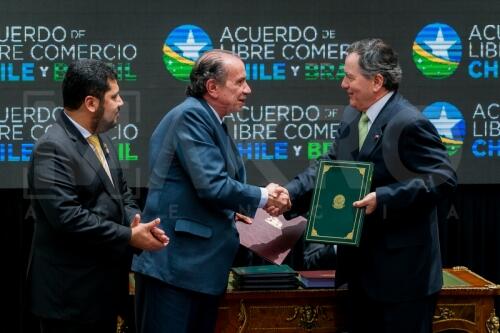 Firma de Tratado de Libre Comercio entre Brasil y Chile