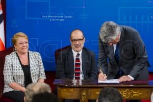 Firma proyecto de Ley creación Min Ciencia y Tecnología