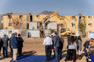 Inician demolición de los últimos edificios en el sector Bajos de Mena-13