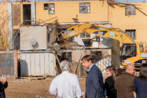 Inician demolición de los últimos edificios en el sector Bajos de Mena-14