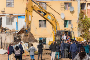 Inician demolición de los últimos edificios en el sector Bajos de Mena-16