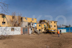 Inician demolición de los últimos edificios en el sector Bajos de Mena-18