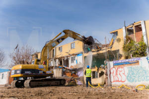 Inician demolición de los últimos edificios en el sector Bajos de Mena-20