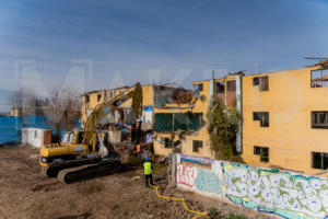 Inician demolición de los últimos edificios en el sector Bajos de Mena-21