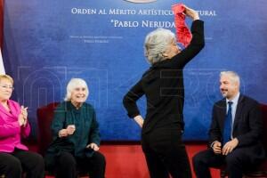 Premian a Joan Turner