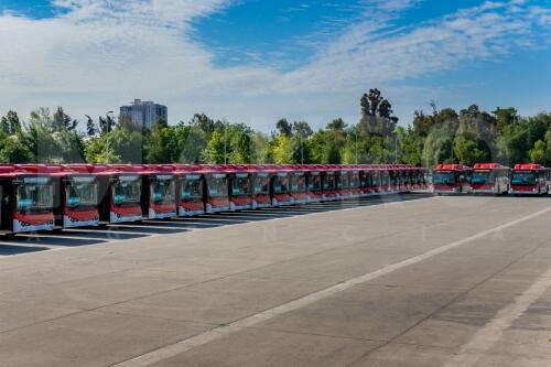 Presentan primeros 100 buses electricos para Santiago