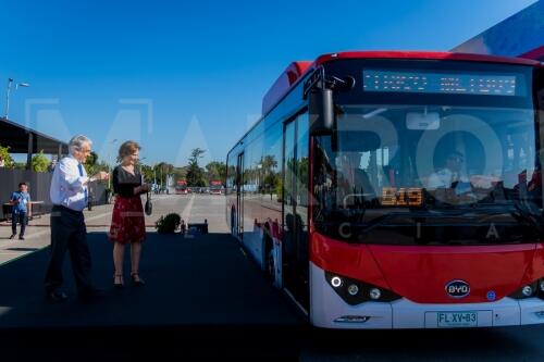 Presentan primeros 100 buses electricos para Santiago