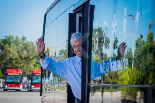 Presentan primeros 100 buses electricos para Santiago