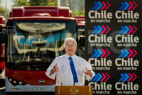 Presentan primeros 100 buses electricos para Santiago