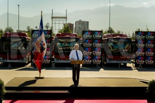 Presentan primeros 100 buses electricos para Santiago