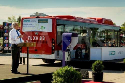 Presentan primeros 100 buses electricos para Santiago