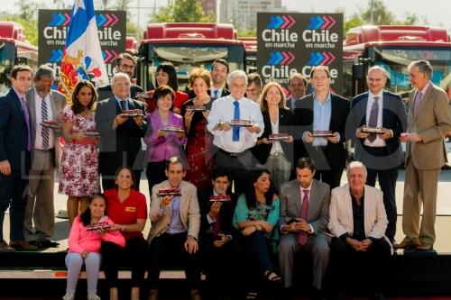 Presentan primeros 100 buses electricos para Santiago