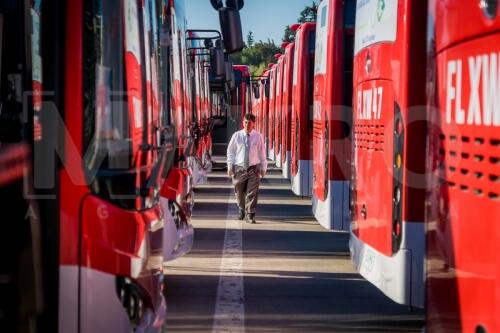 Presentan primeros 100 buses electricos para Santiago