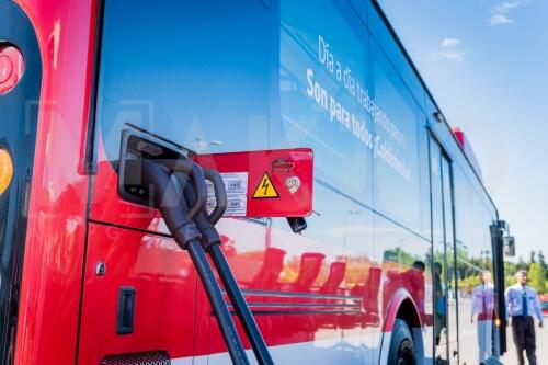 Presentan primeros 100 buses electricos para Santiago