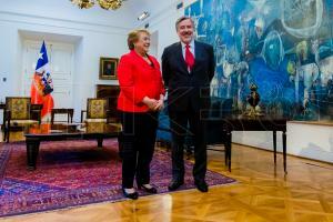 Reunión Presidenta Bachelet con el candidato Guillier-2