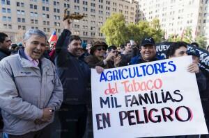 Trabajadores del tabaco entragan carta en La Moneda